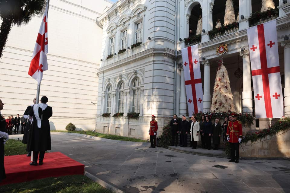 President marks State Flag Day together with students