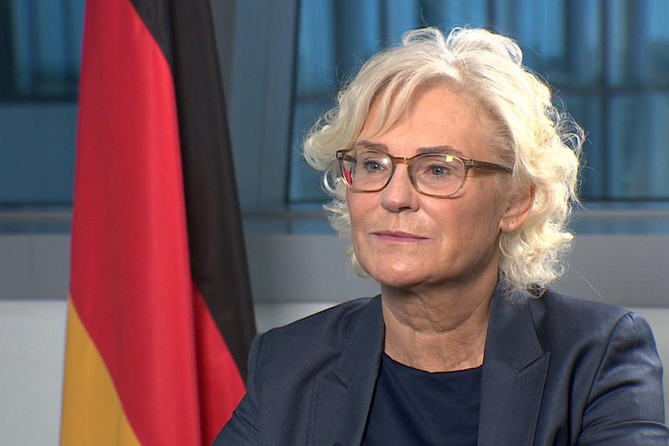 Министр обороны Германии ушла в отставку