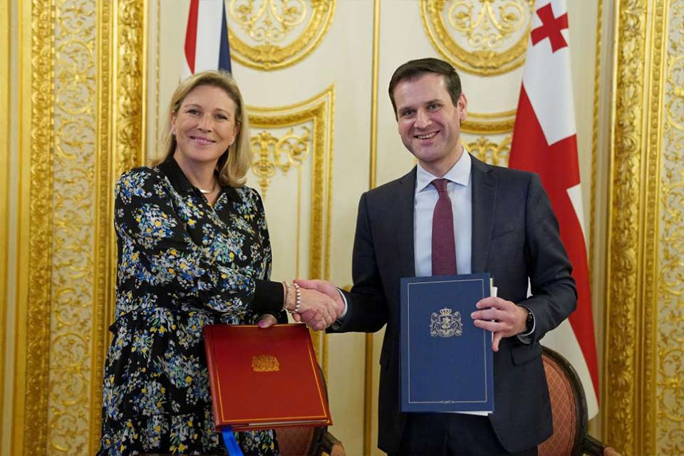 Соглашение о воздушном сообщении было подписано между правительством Соединенного Королевства Великобритании и Северной Ирландии и правительством Грузии