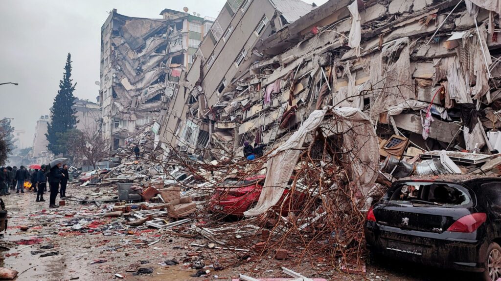 Թուրքիայում երկու ավերիչ երկրաշարժերի զոհերի թիվը գերազանցել է 1650-ը, ավելի քան 11100-ը՝ վիրավորվել են