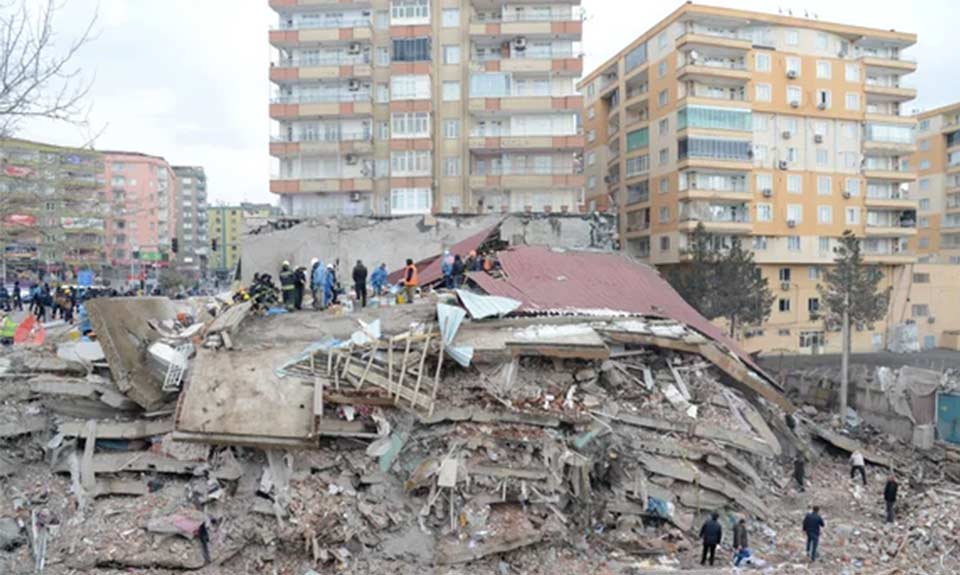 Media Türkiyədə zəlzələ nəticəsində həlak olanların sayının 3432 nəfərə çatması barədə məlumat yayır