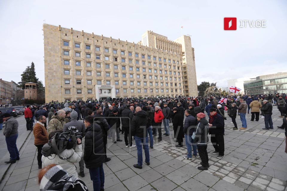 «Национальное движение» проводит акцию возле здания администрации правительства