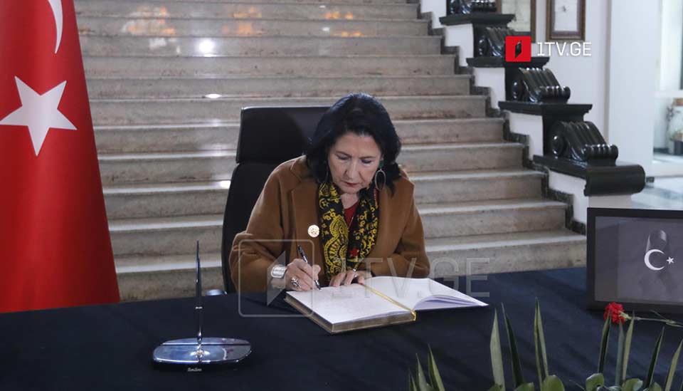 Georgian President signs condolence book at Turkish Embassy