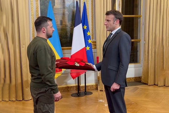 Emmanuel Makron Parisdə səfərdə olan Vladimir Zelenskini Fəxri Legion ordeni ilə təltif etdi