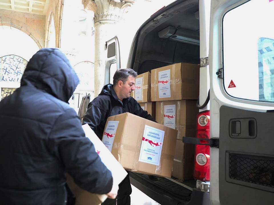 Parliament donates humanitarian aid to quake-ravaged Turkey