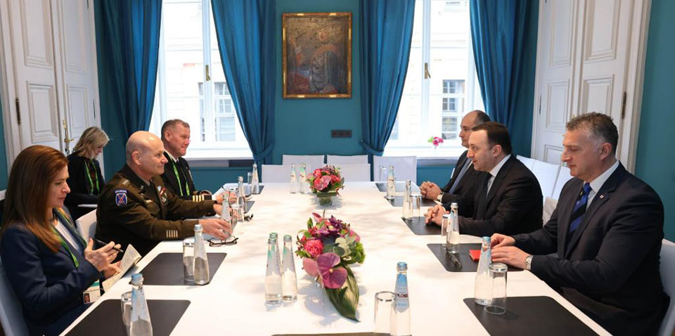 PM holds meeting with Commander of US European Command