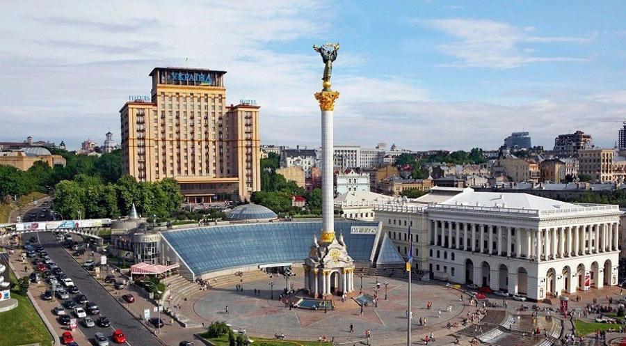 По сообщению украинских СМИ, в Киеве ожидают гостя высокого ранга, перекрыты улицы, железная дорога, а также территория посольства США