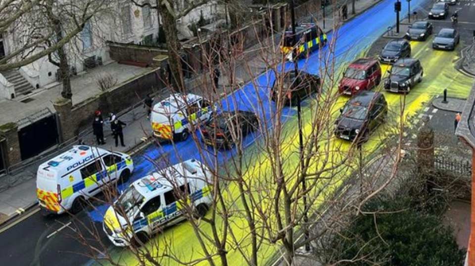 В центре Лондона возле посольства России демонстранты выкрасили дорогу в цвета украинского флага