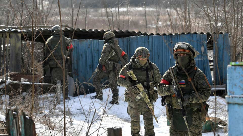 Украина отрицает ввод военных на территорию России, а по информации Кремля, принимаются соответствующие меры по ликвидации украинских боевиков в Брянской области