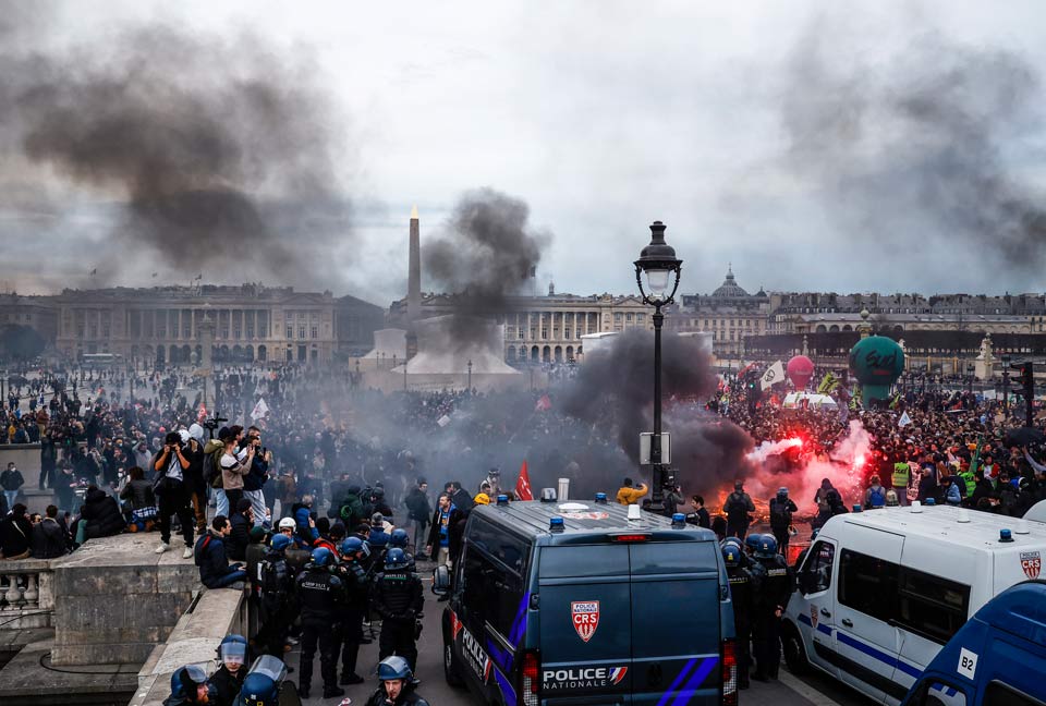 Ֆրանսիայում հազարավոր մարդիկ բողոքել են առանց քվեարկության կենսաթոշակային բարեփոխումների հաստատման դեմ, բախում է տեղի ունեցել ցույցի մասնակիցների և իրավապահների միջև