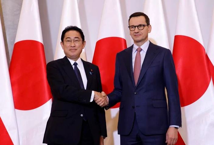 Премьер-министр Японии неожиданно посетил Польшу, где встретился с Матеушем Моравецким