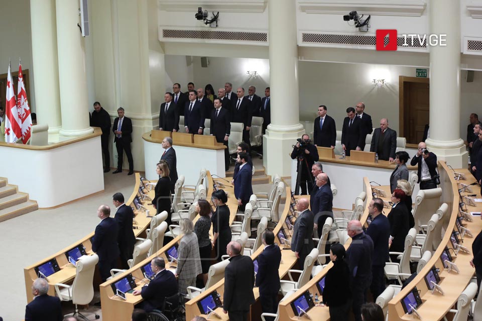 Сегодняшнее заседание парламента началось с минуты молчания в память о погибших в Буче