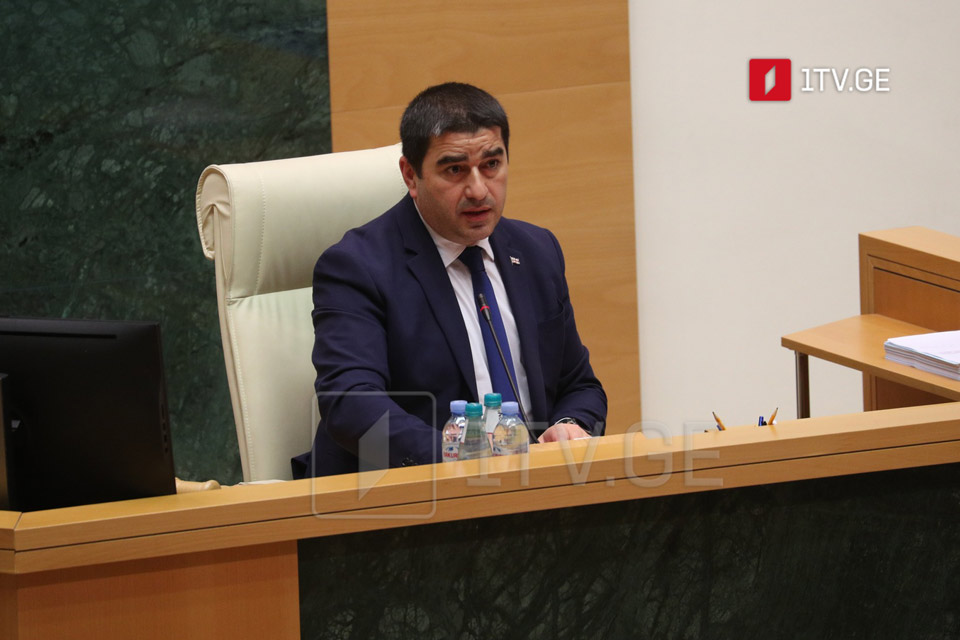 Şalva Papuaşvili - penitensiar müəssisəyə daxil olmaq və ziyarət etmək deputatın hüququ deyil, bu, parlament sədrinin hüququdur, təəssüf ki, deputatlar bu hüquqdan həddindən artıq istifadə edirlər