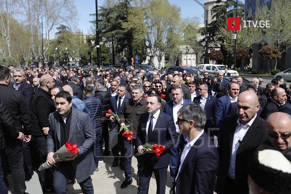 İrakli Ğaribaşvili hökumət üzvləri, Tbilisi meri və Parlament çoxluğu ilə birlikdə aprelin 9-da həlak olan qəhrəmanların xatirəsini ehtiramla yad etdi