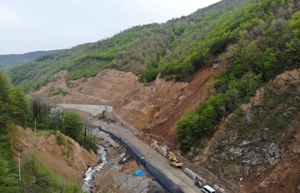 Восстановлено движение прицепного транспорта через перевал Рикоти