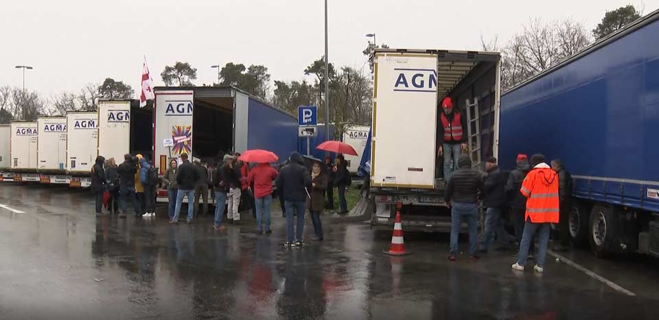 Десятки водителей грузовиков в Германии, в том числе граждане Грузии, продолжают забастовку