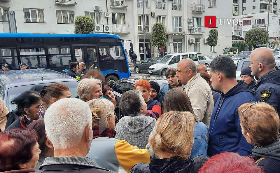 Zuqdididə bazar alverçiləri meriyadan bir həftə ərzində küçə ticarəti probleminin həll ediləcəyinə dair söz alıblar