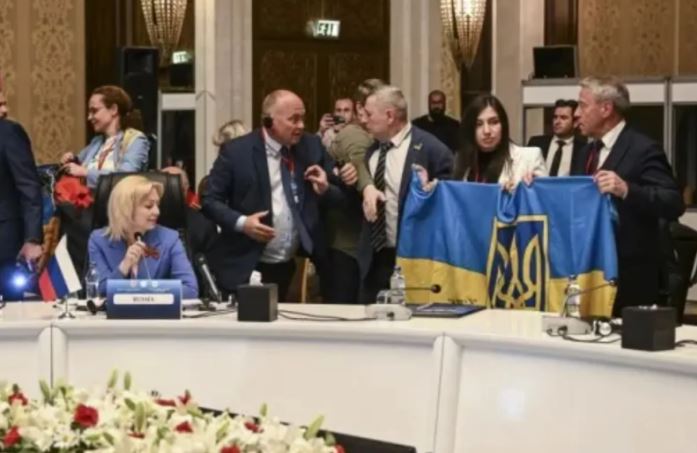 Türkiyədə rus deputat Ukrayna bayrağını çırdı, buna görə də onunla Ukraynalı deputat üzləşdi
