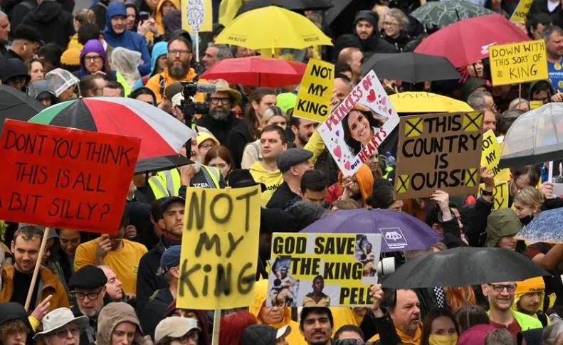 Չարլզ III թագավորի թագադրմանը զուգահեռ Լոնդոնում կայացել է միապետության հակառակորդների բողոքի ցույցը