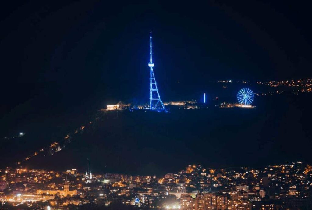 Тбилисская телебашня освещена в цвета флага ЕС