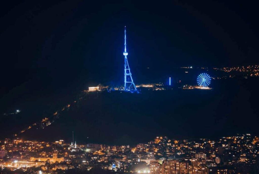 Tbilisi Qülləsi Avropa İttifaqı bayrağı rənglərində işıqlandırıldı