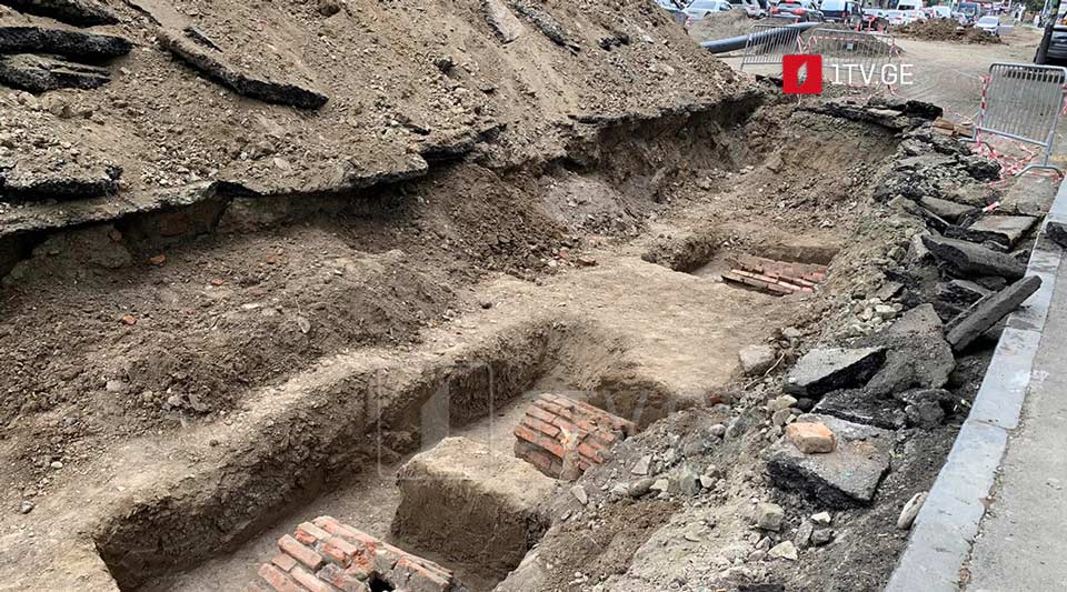В Тбилиси в ходе дорожных работ на проспекте Церетели под землей обнаружены предположительно склепы XIX века
