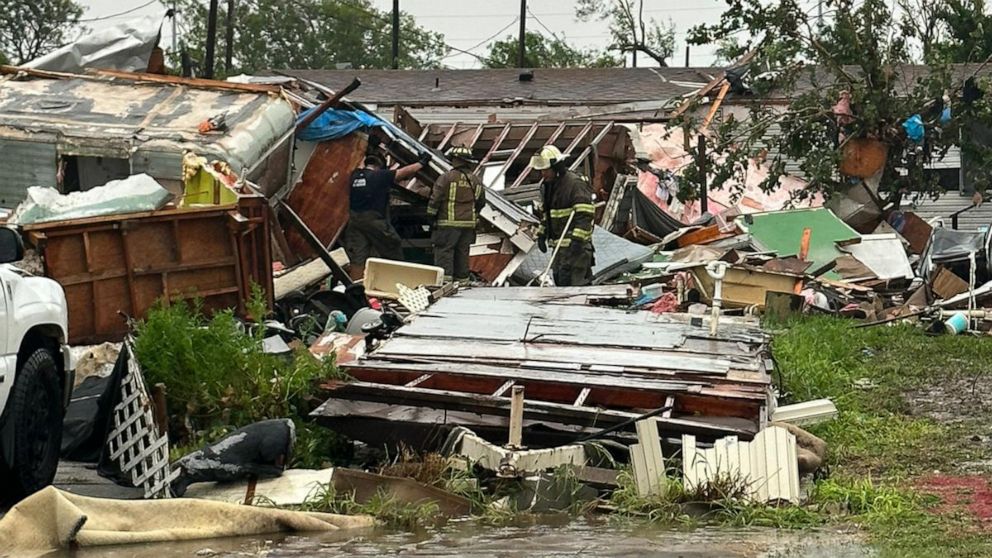 Texas ştatının Laquna Hayts şəhəri üzərində tornado baş verdi, bir nəfər həlak oldu