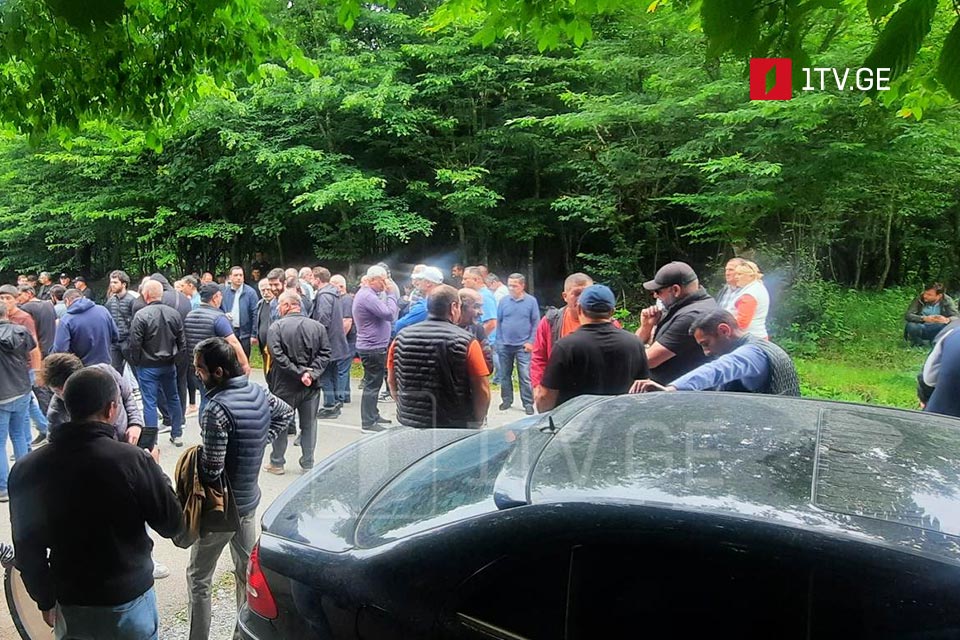 В Кахетии с прилегающей к гостинице «Озеро Кварели» территории правоохранители удалили несколько участников акции протеста