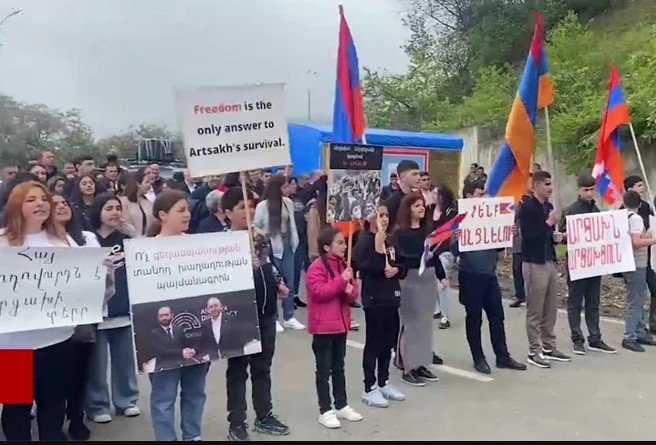 Հայաստանում բողոքի ցույց է տեղի ունեցել, ցուցարարները պահանջում են բացել Հայաստանն ու Լեռնային Ղարաբաղը կապող գլխավոր ճանապարհը