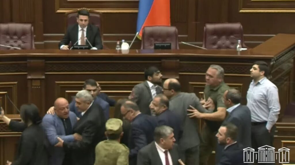 Ermənistan Parlamentində iqtidar və müxalifət nümayəndələri arasında fiziki qarşıdurma baş verdi