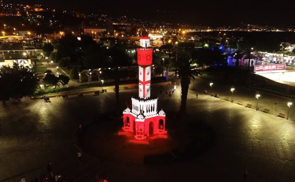 Վրաստանի Անկախության օրվա առթիվ Իզմիրի «Ժամացույցի աշտարակը» լուսավորվել է Վրաստանի դրոշի գույներով