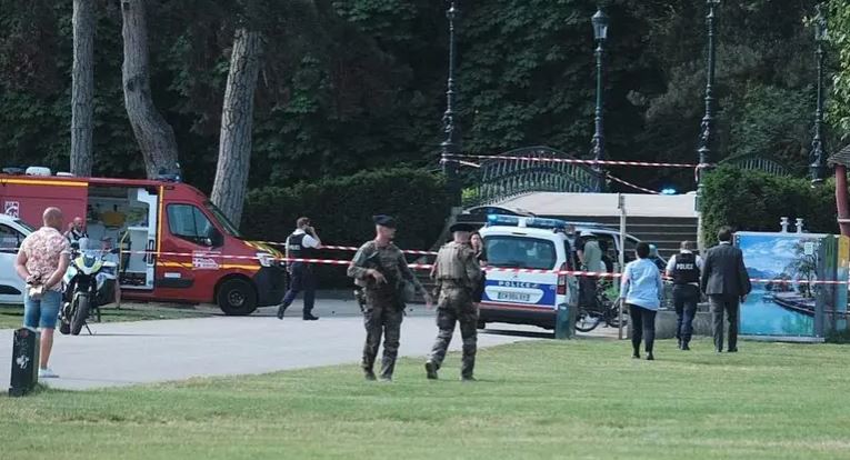 В одном из парков французского города Анси произошло вооруженное нападение, пострадали несколько детей