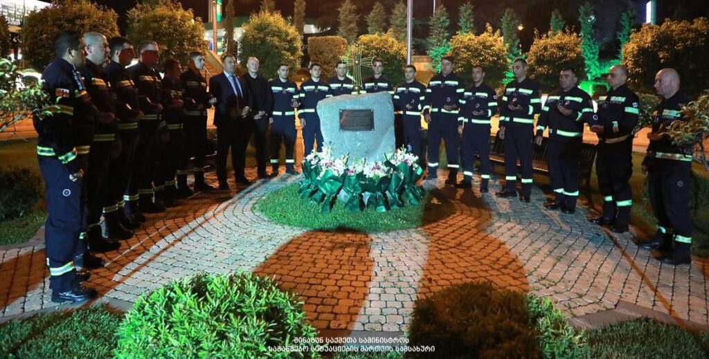 Пожарные-спасатели возложили цветы к Мемориалу погибших 13 июня