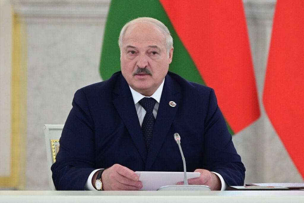 Александр Лукашенко - На фоне происходящих в России событий был отдан приказ о приведении в полную боевую готовность армии в Беларуси
