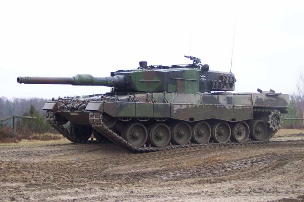 Испания передаст Украине 20 бронетранспортеров и четыре танка Leopard 2А4