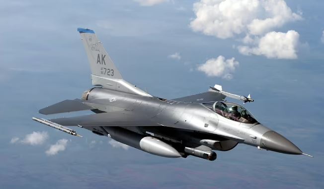 Danimarka öz hava bazasında Ukraynalı pilotlara F-16 qırıcılarını idarə etmək üçün təlim keçəcək