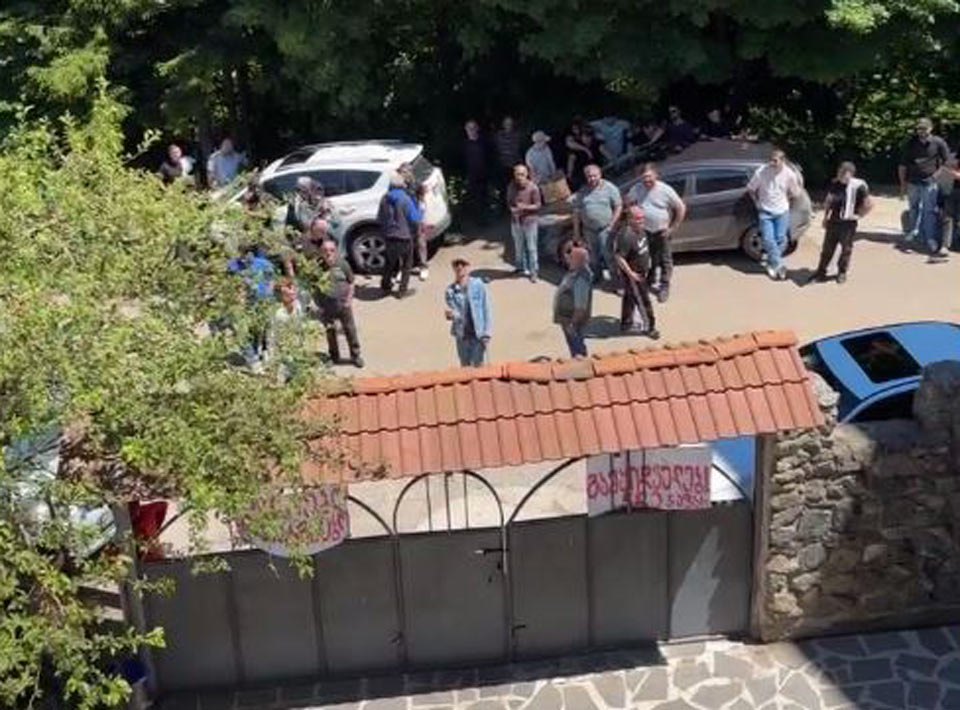Girchi-More Freedom: Unknown individuals throw stones at Borjomi hotel