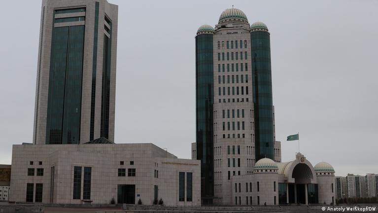Ղազախստանի մայրաքաղաքի «Կասպի բանկի» շենքում անհայտ տղամարդը պատանդներ է վերցրել, ովքեր անվնաս ազատ են արձակվել հատուկ գործողության արդյունքում