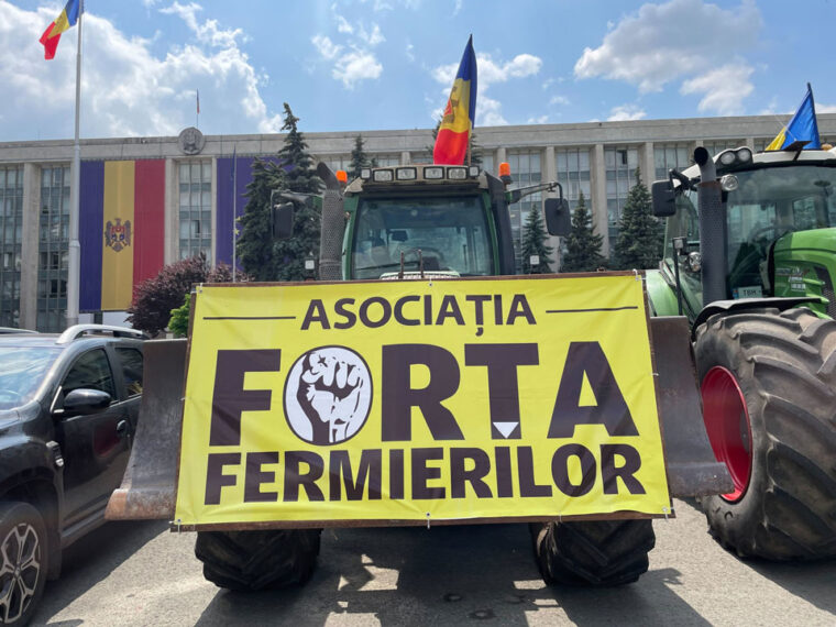 Молдавские фермеры продолжают акции протеста в центре Кишинева, требуя встречи с президентом