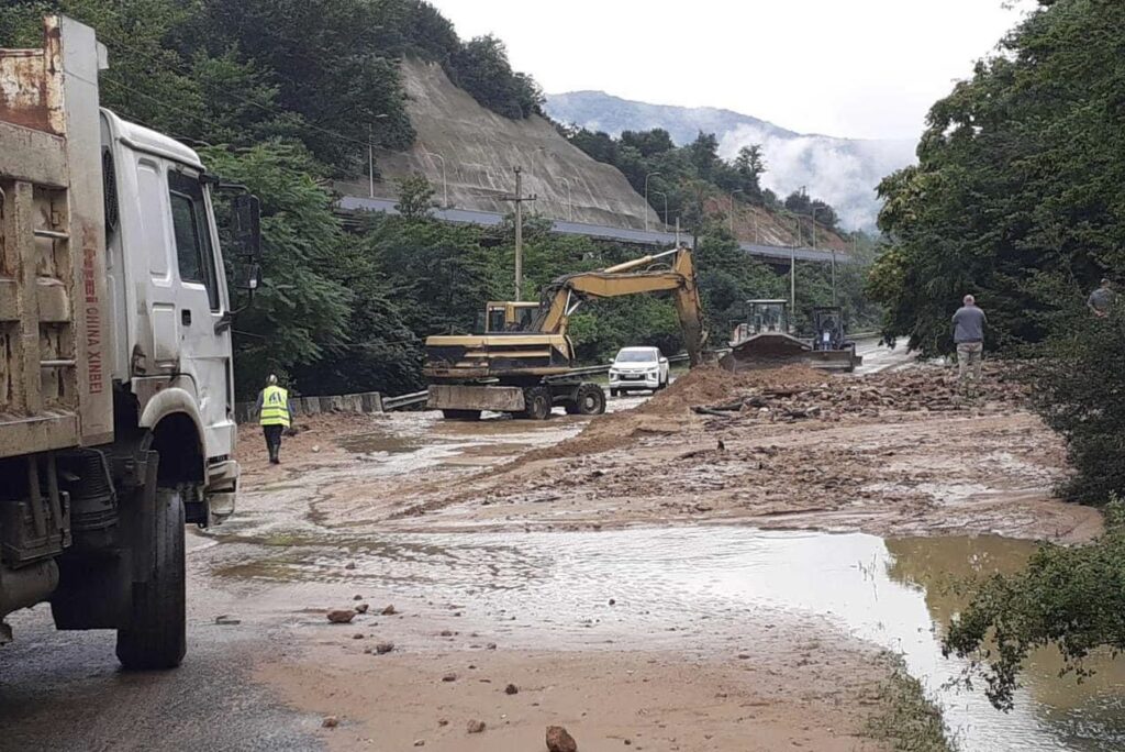 Департамент автомобильных дорог - В результате сильного дождя движение на Рикоти затруднено
