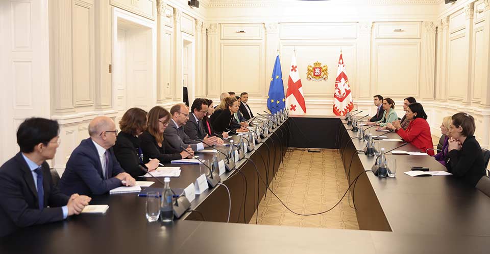 Как сообщили в администрации президента, Саломе Зурабишвили обсудила вопрос поддержки ЕБРР в процессе европейской интеграции Грузии с членами совета директоров ЕБРР
