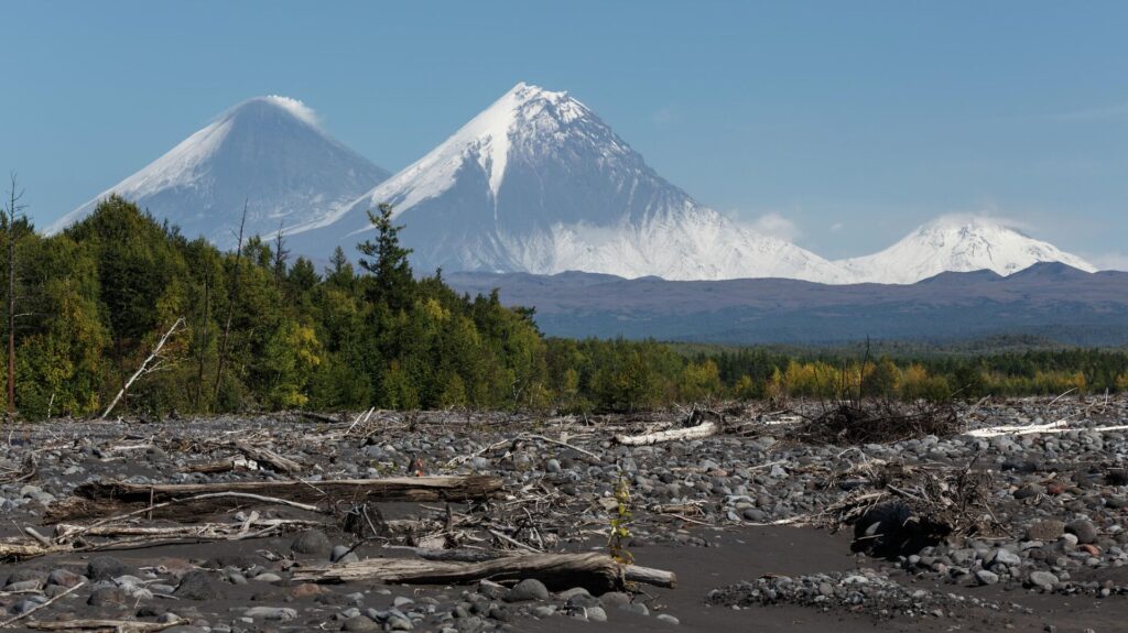 Medianın məlumatına əsasən, Kamçatka yarımadasında Avrasiyanın ən yüksək aktiv vulkanı olan "Klyuchevskaya" lava püskürməyə başlayıb