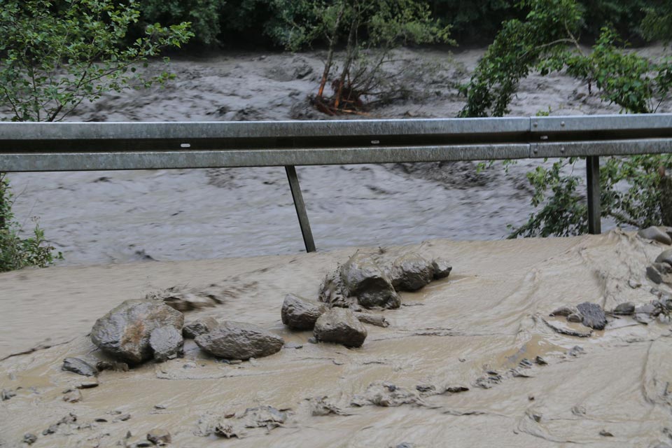 Из-за наводнения временно ограничено движение на 42-м км дороги Самтредия-Ланчхути-Григолети