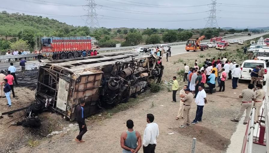 Hindistanda yol qəzası nəticəsində avtobusda yanğın əmlə gəldi, 25 nəfər öldü