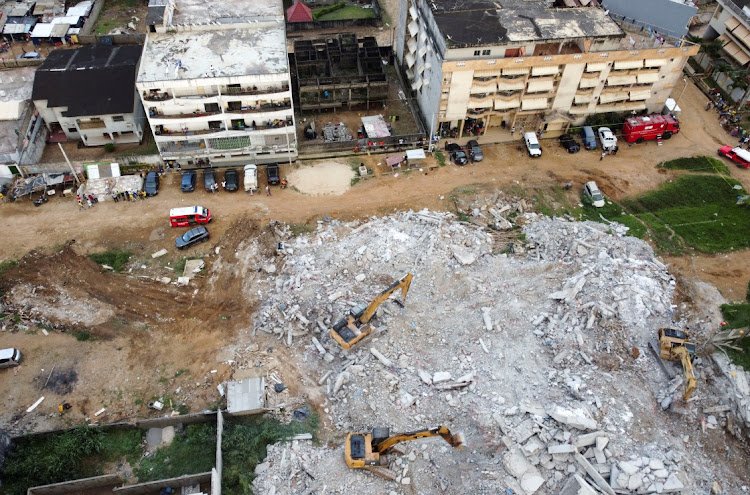 Fil Dişi Sahilində tikilməkdə olan binanın uçması nəticəsində 7 nəfər öldü, xəsarət alanlar da var