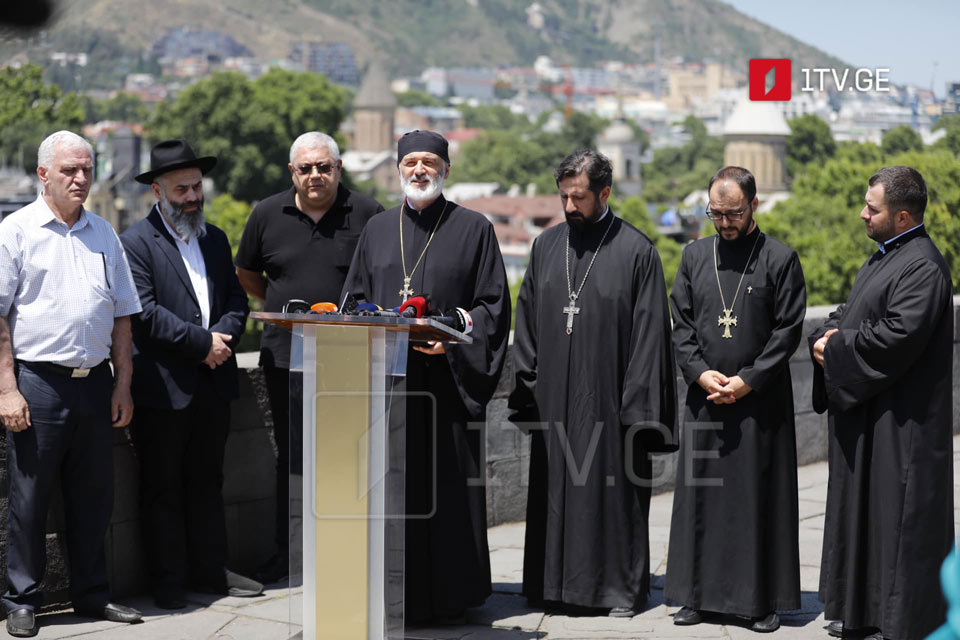 Апатриархиеи еиуеиҧшым арелигиатә конфессиақәеи рхаҭарнакцәа  «Праид амчыбжь» иадҳәаланы аҳәамҭа ҟарҵеит