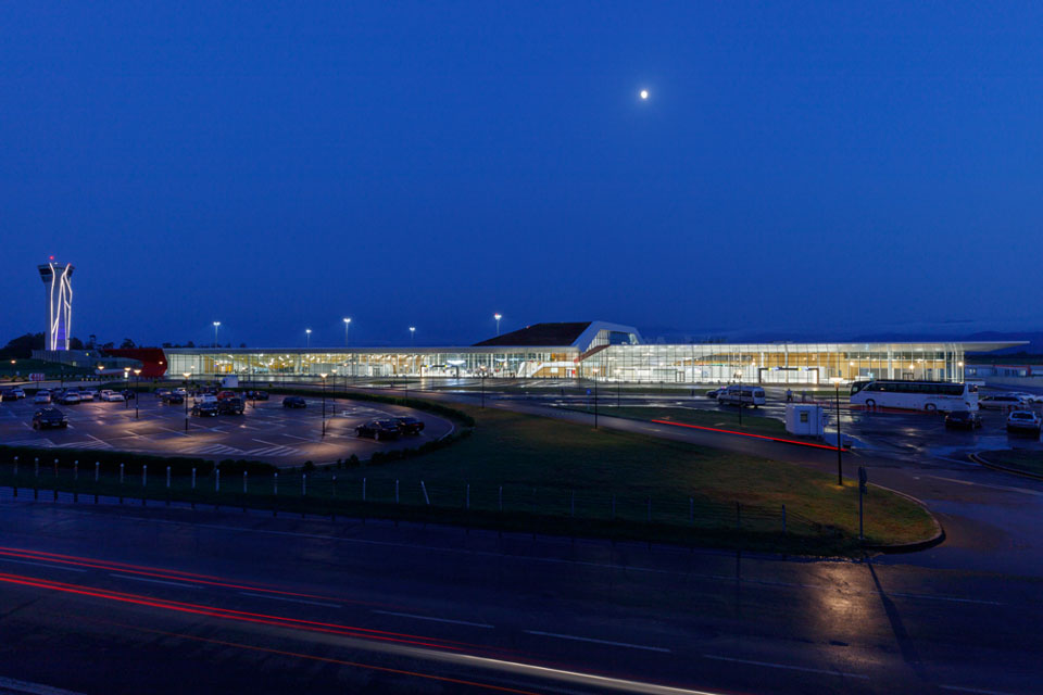 Кутаисский международный аэропорт - Из-за непогоды аэропорт временно прекращает работу, предположительно, до 07:00 устра 11 июля, рейсы перенаправлены в Тбилисский аэропорт