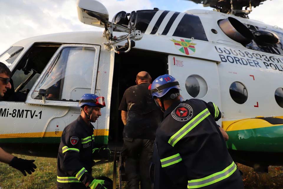 К спасательной операции в муниципалитете Они привлечены около 400 пожарных-спасателей и представителей соответствующих подразделений МВД, спасательные работы будут продолжаться всю ночь