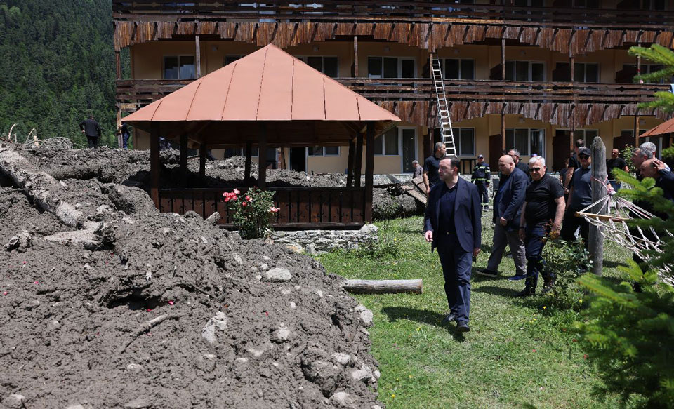 Baş nazirin mətbuat xidməti İrakli Ğaribaşvilinin Şovidəki fəlakət zonasından video və foto materialını paylaşır