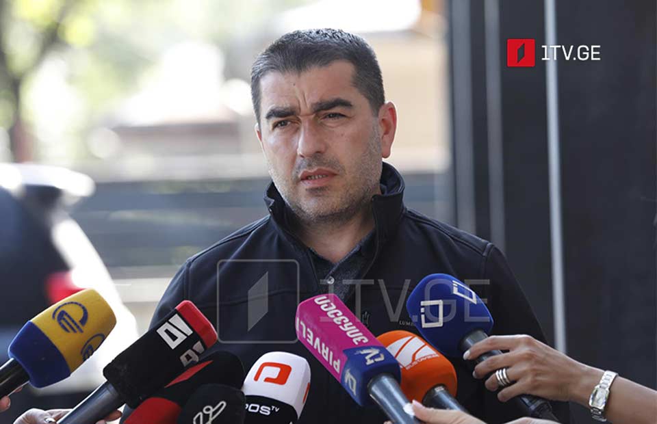 Շալվա Պապուաշվիլի. Ընտանիքի անդամներից մեկի առողջության հետ կապված խնդրի պատճառով Գոմելաուրին ֆիզիկապես աղետի գոտում չէ, թեև ամեն ինչում ներգրավված է, այս գործակալությունը ղեկավարում է բոլոր փրկարարական միջոցառումները